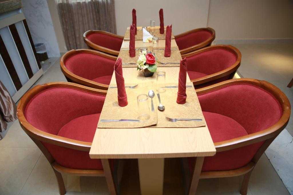 Versailles By Vieras