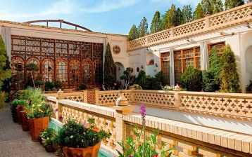 اقامتگاه سنتی قصر منشی